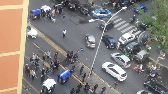 Roma, senza acqua da tre giorni: inquilini in rivolta occupano via Tiburtina