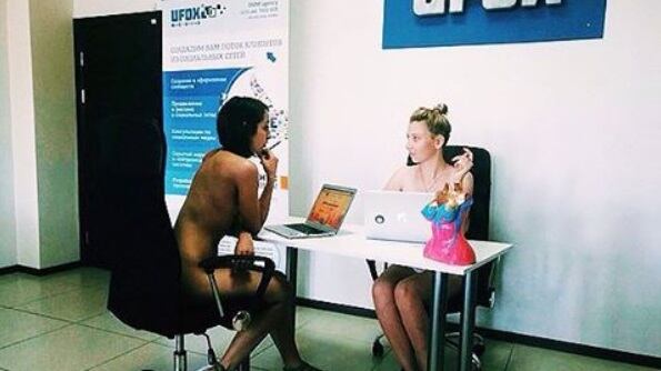 In questo posto lavorano tutti nudi. Ma c'è un perché