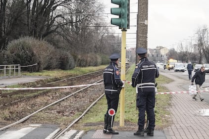 Uomo morto e mutilato sui binari della metro a Milano: le immagini 4