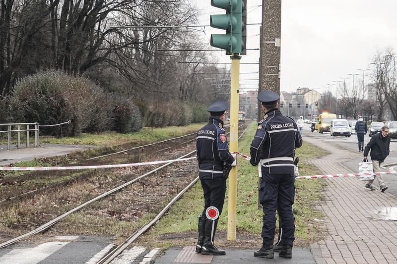 Uomo morto e mutilato sui binari della metro a Milano: le immagini 4