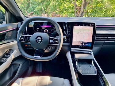 Renault Espace E-Tech: guarda la gallery del nuovo SUV sette posti  16