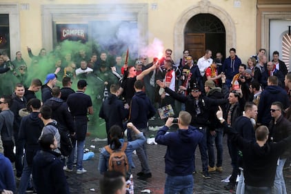 I tifosi del Feyenoord assaltano la Barcaccia di piazza di Spagna 4