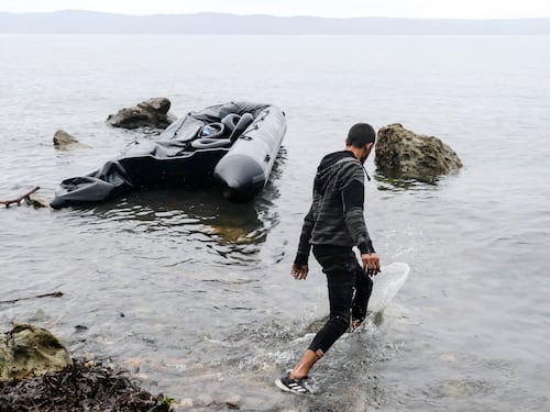 Migranti, la Grecia tenta il "blocco navale" e sospende le richieste d'asilo