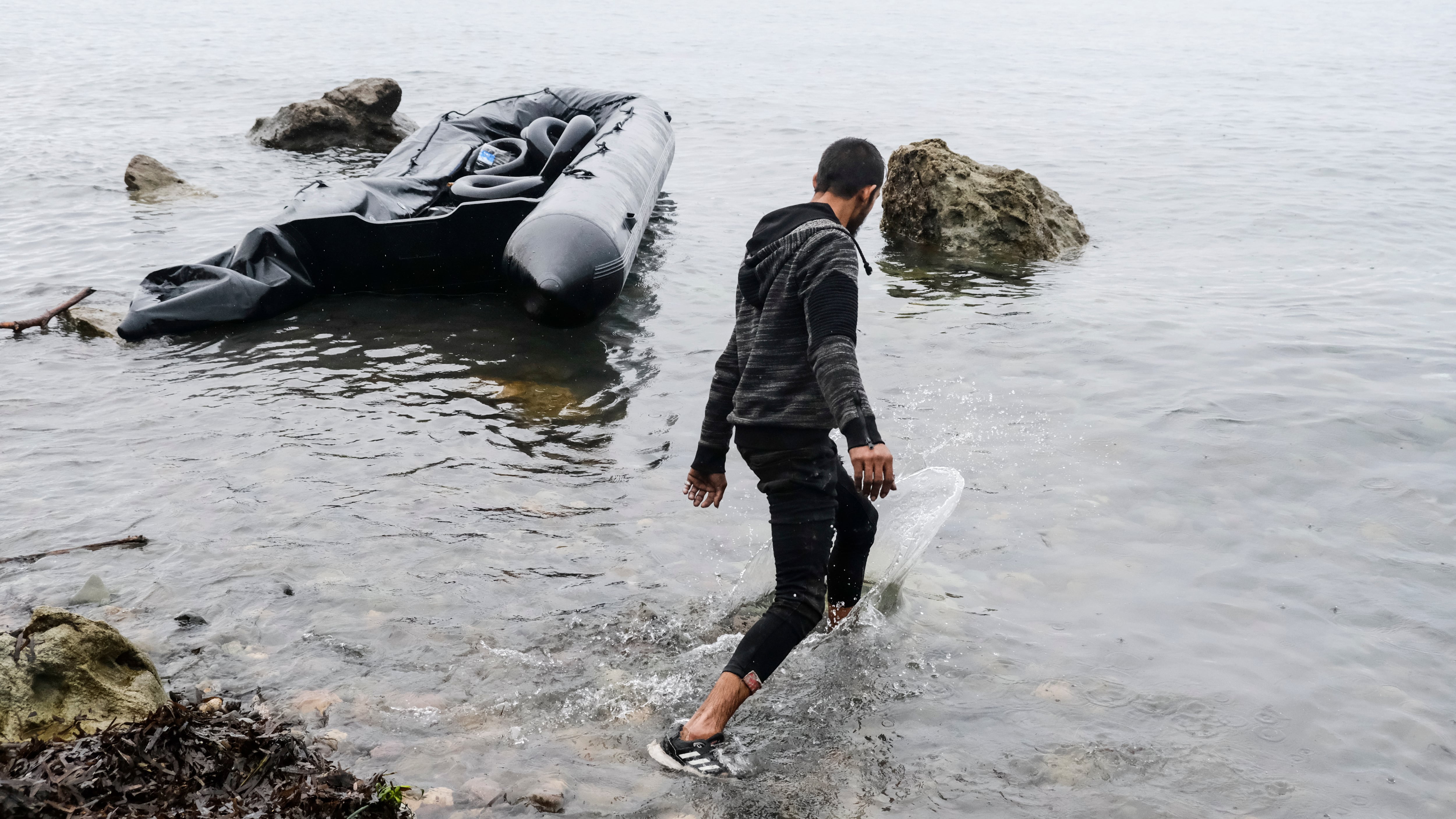 Migranti, la Grecia tenta il "blocco navale" e sospende le richieste d'asilo