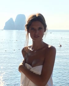 Bianca Balti, asciugamano sexy al mare 2