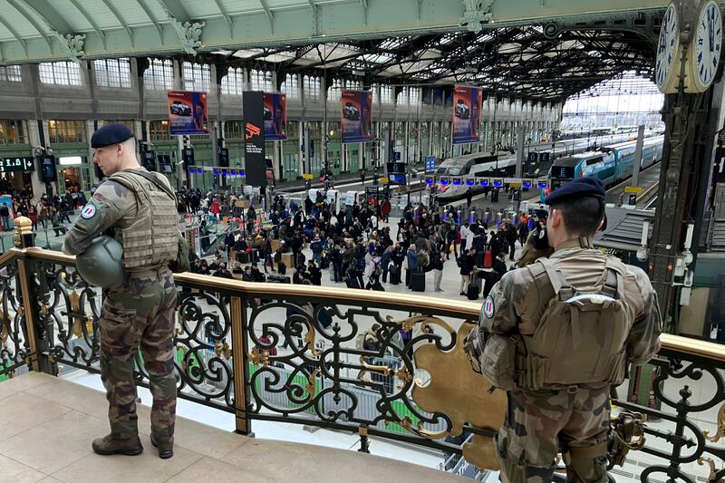 Attacco al coltello alla stazione di Parigi: tre feriti. Fermato un maliano con documenti italiani 2
