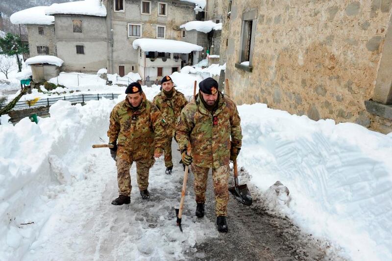 Gli alpini nei paesi isolati dalla neve 3
