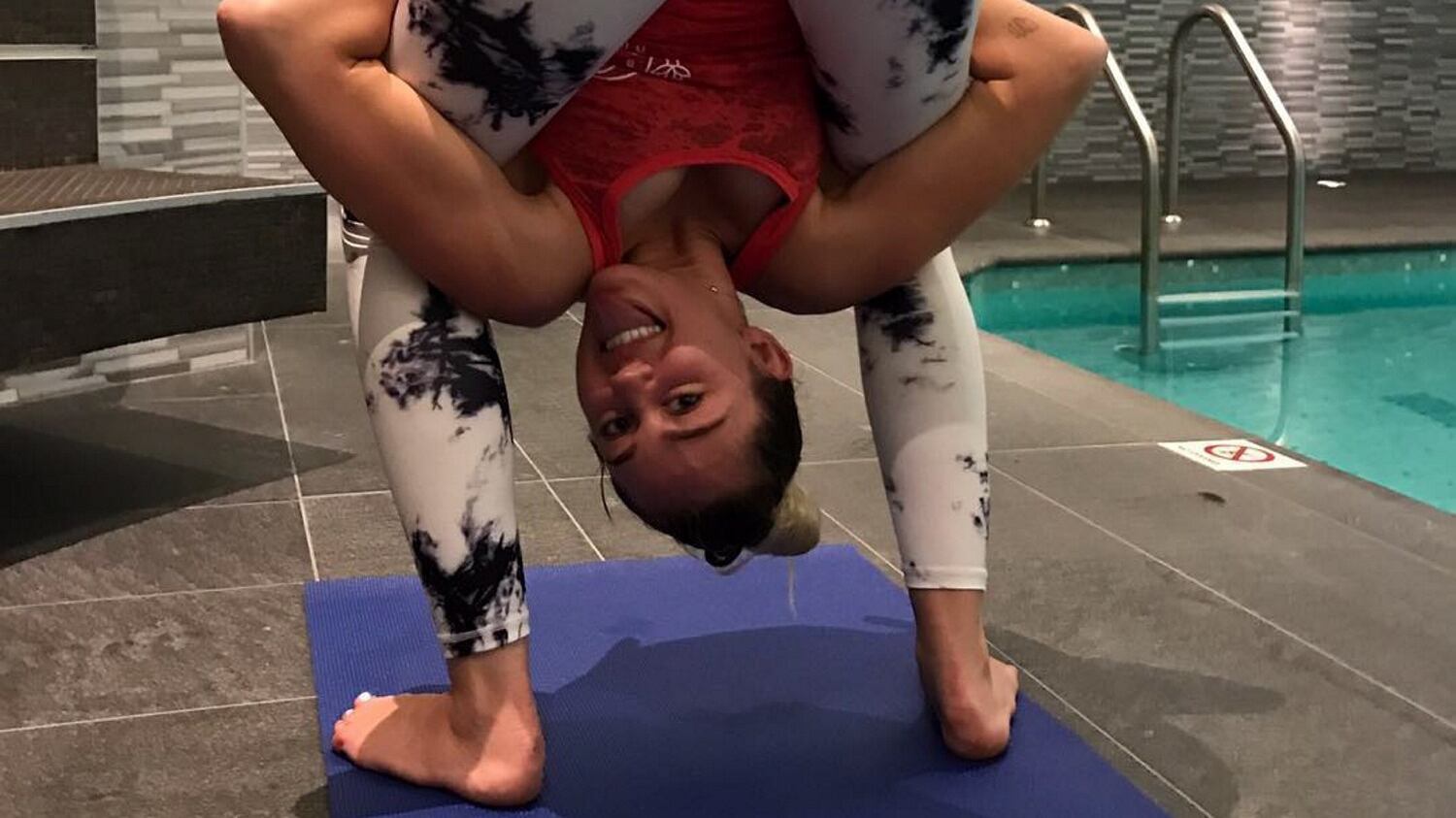 Miley Cyrus: "Baciatemi il c... se non votate Hillary Clinton"