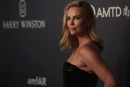 Una Charlize Theron super a Hong Kong: ​scollatura vertiginosa 2