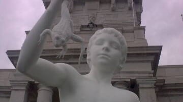 La statua sfrattata? Tagliamola in due