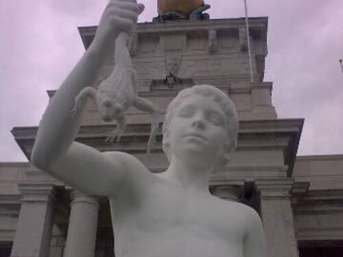 La statua sfrattata? Tagliamola in due