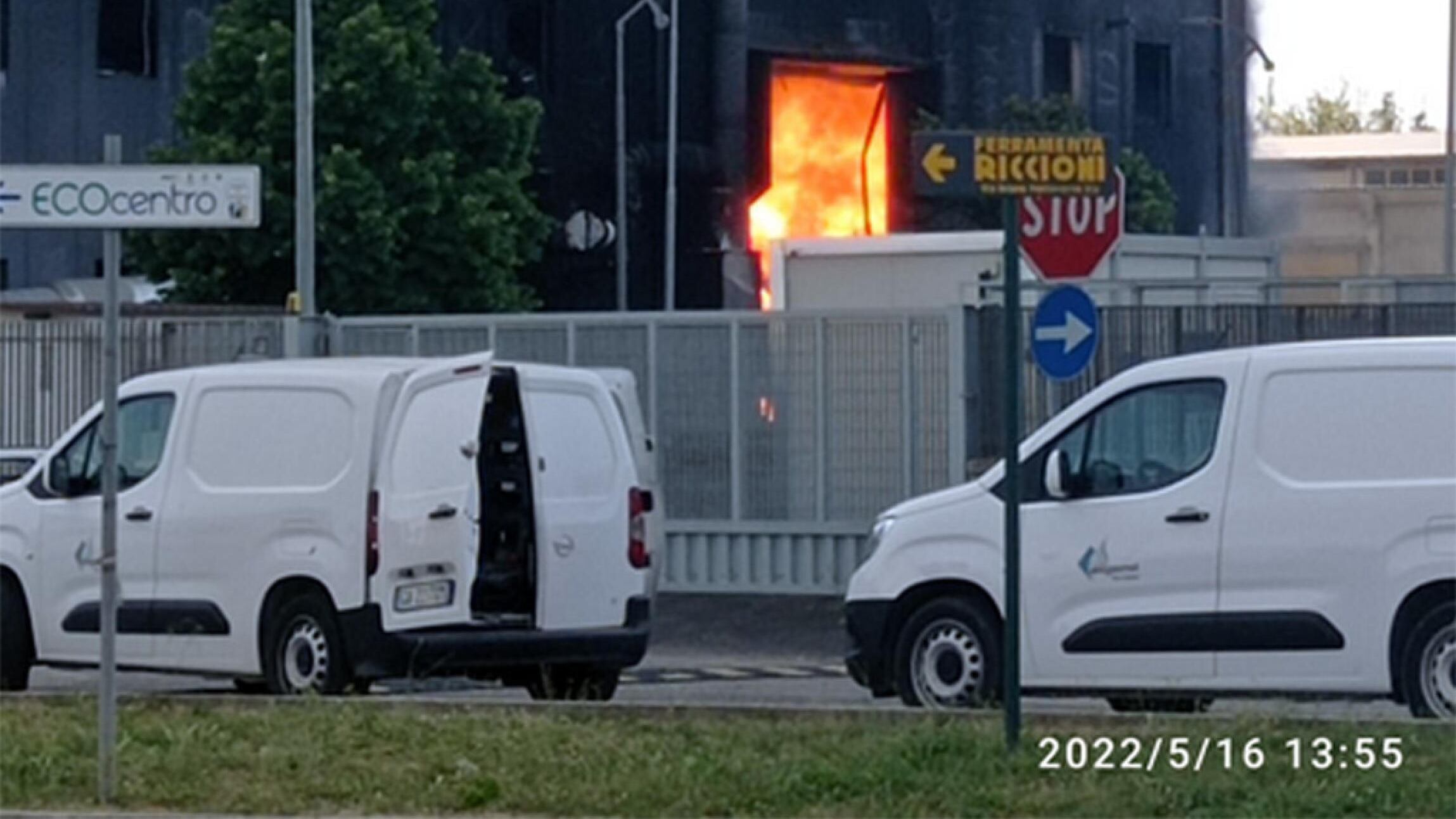"Rischio intossicazione. Chiudete le finestre": allarme per l'incendio in fabbrica