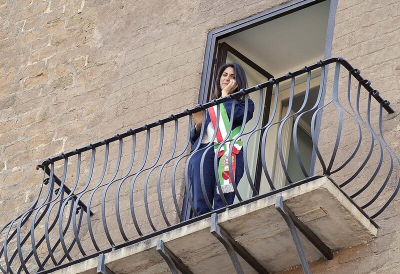 La Raggi si affaccia dal balcone del Campidoglio e si commuove 8