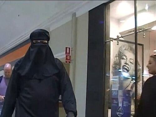 L'esperimento choc in Australia: nessun controllo con il burqa