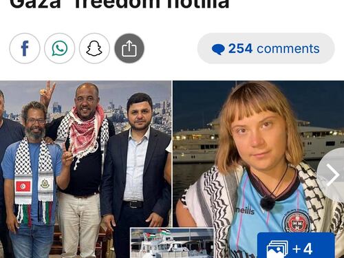 La Flotilla della vergogna: un collega di Greta in posa con un capo di Hamas