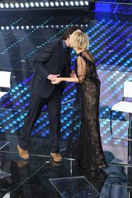 Sanremo 2017, Maria De Filippi e il bacio agli ospiti 35