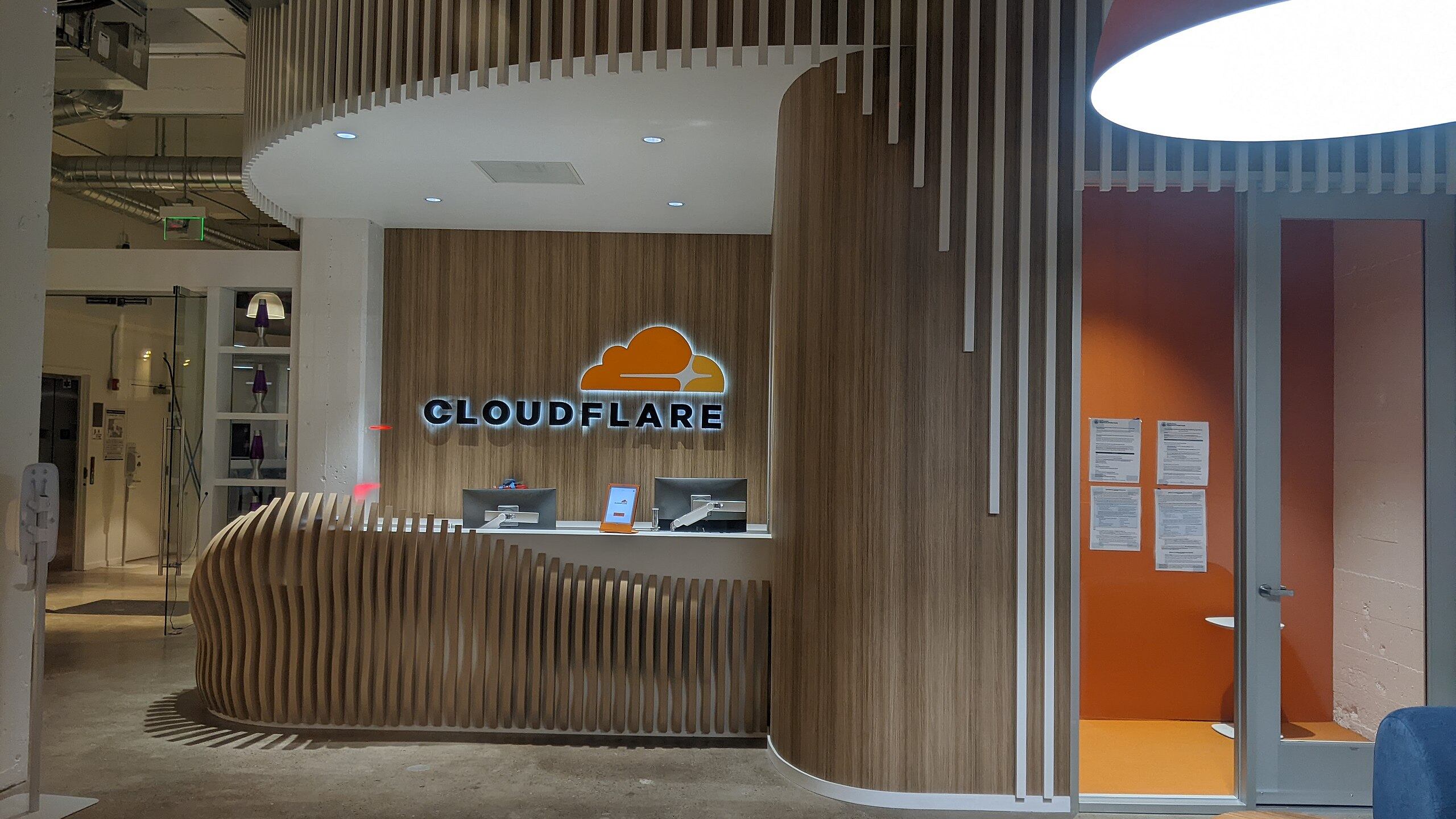 Cloudflare minaccia l'Italia dopo la maxi multa: "Stacchiamo il servizio anche a Milano-Cortina"