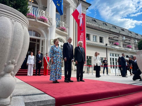 Meloni celebra gli 80 anni dell’Autonomia: “Il Trentino-Alto Adige è un modello europeo”. Mattarella a Merano: “Non si è stranieri in casa propria”