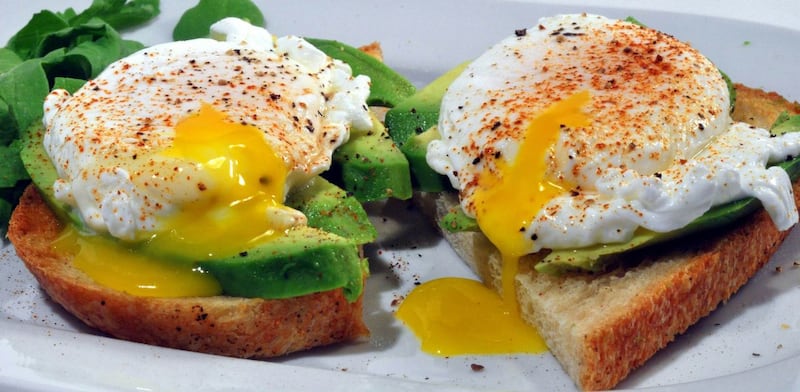 Avocado, pane e uova