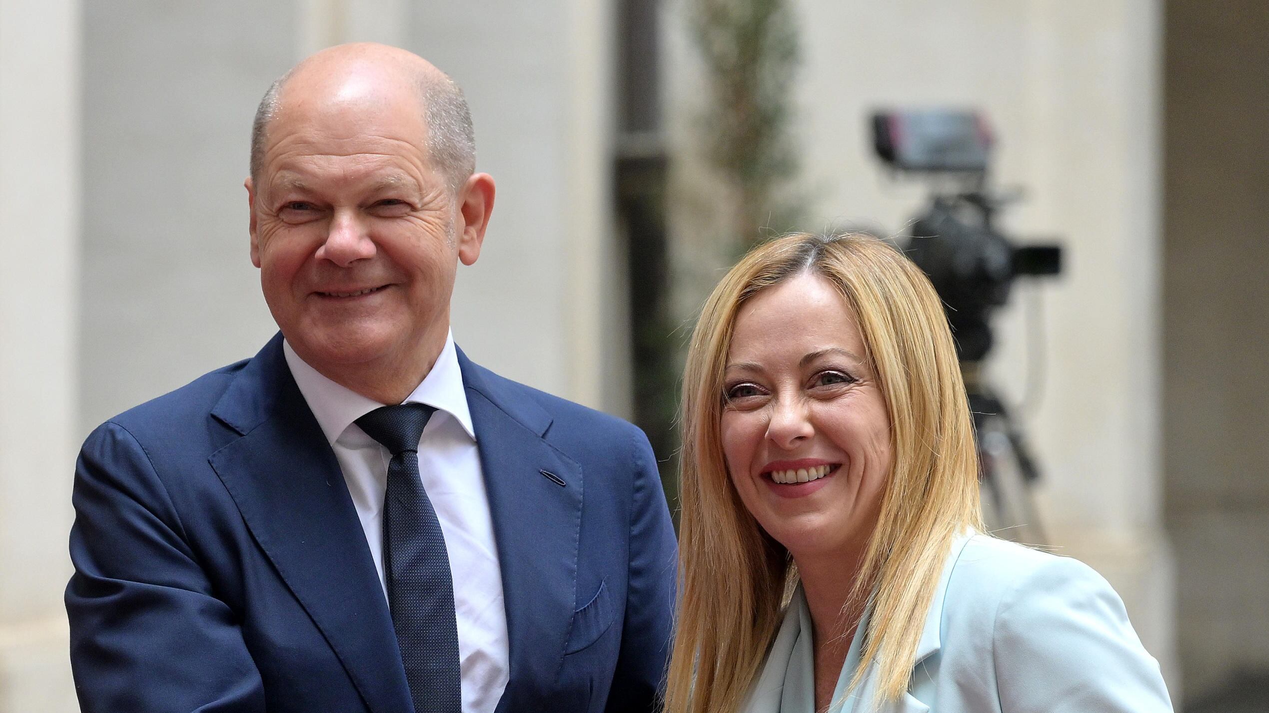 Migranti, Meloni vede Scholz e sollecita la Ue: "Italia lasciata sola, agire insieme"
