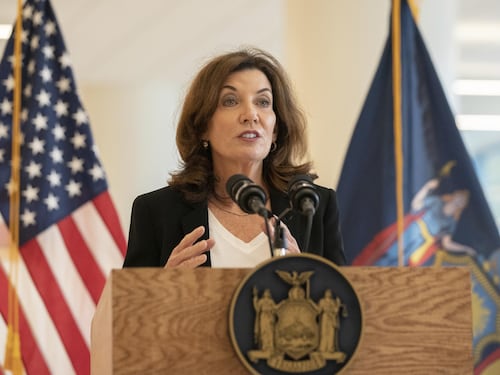 New York, la governatrice dem con l’hijab s’inchina all’islam