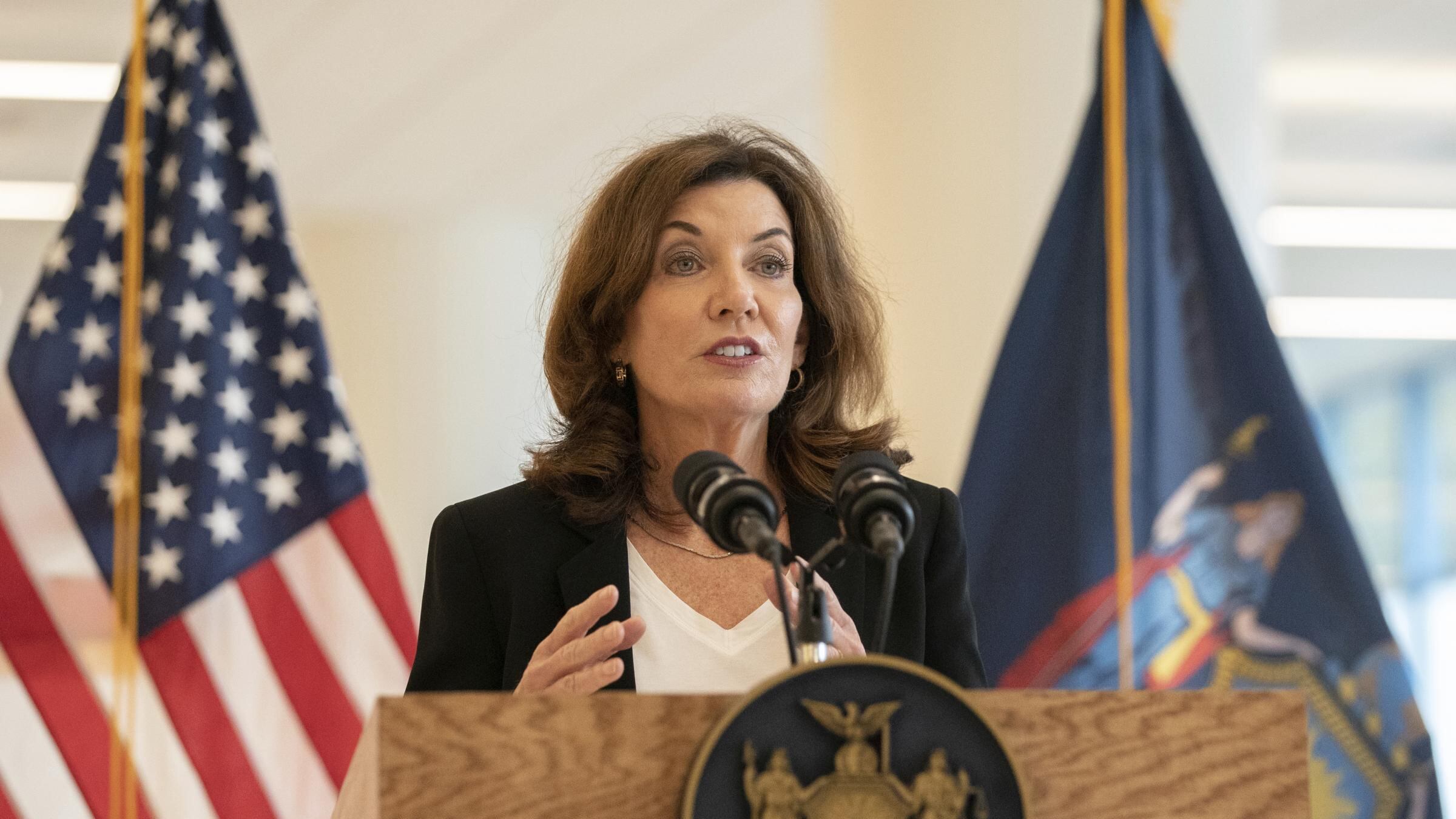 New York, un tris di donne seppellisce Cuomo. Arriva la nuova governatrice: è la vice Hochul