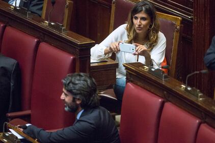 E mentre Alfano parla i deputati pd si divertono 1