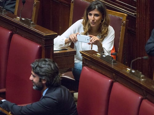 E mentre Alfano parla i deputati pd si divertono