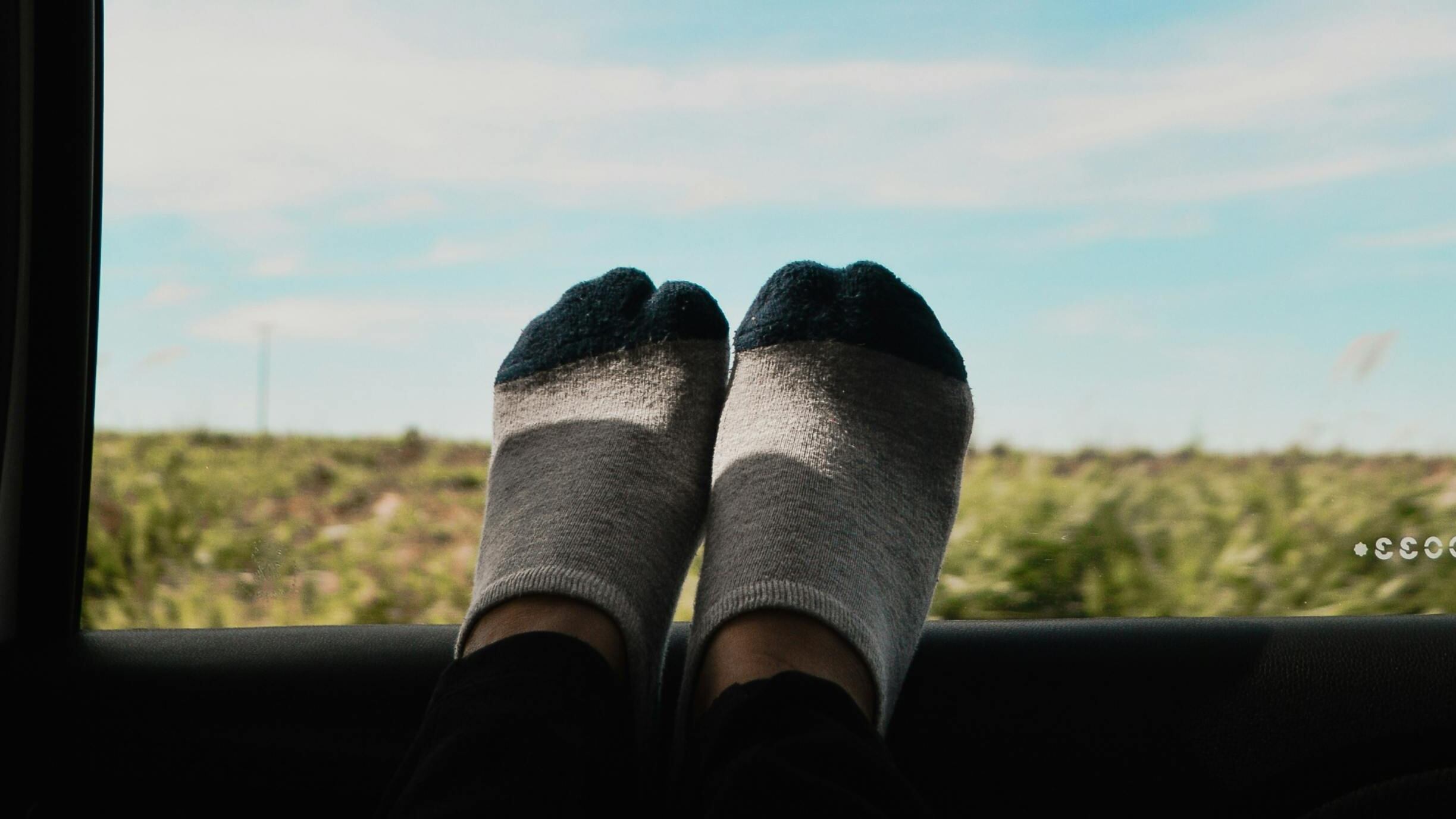 È possibile guidare un'auto in ciabatte o a piedi nudi? Cosa dice il Codice della strada