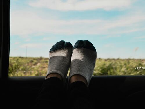 È possibile guidare un'auto in ciabatte o a piedi nudi? Cosa dice il Codice della strada