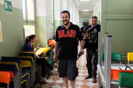 Milano, Salvini va a votare in bermuda  12