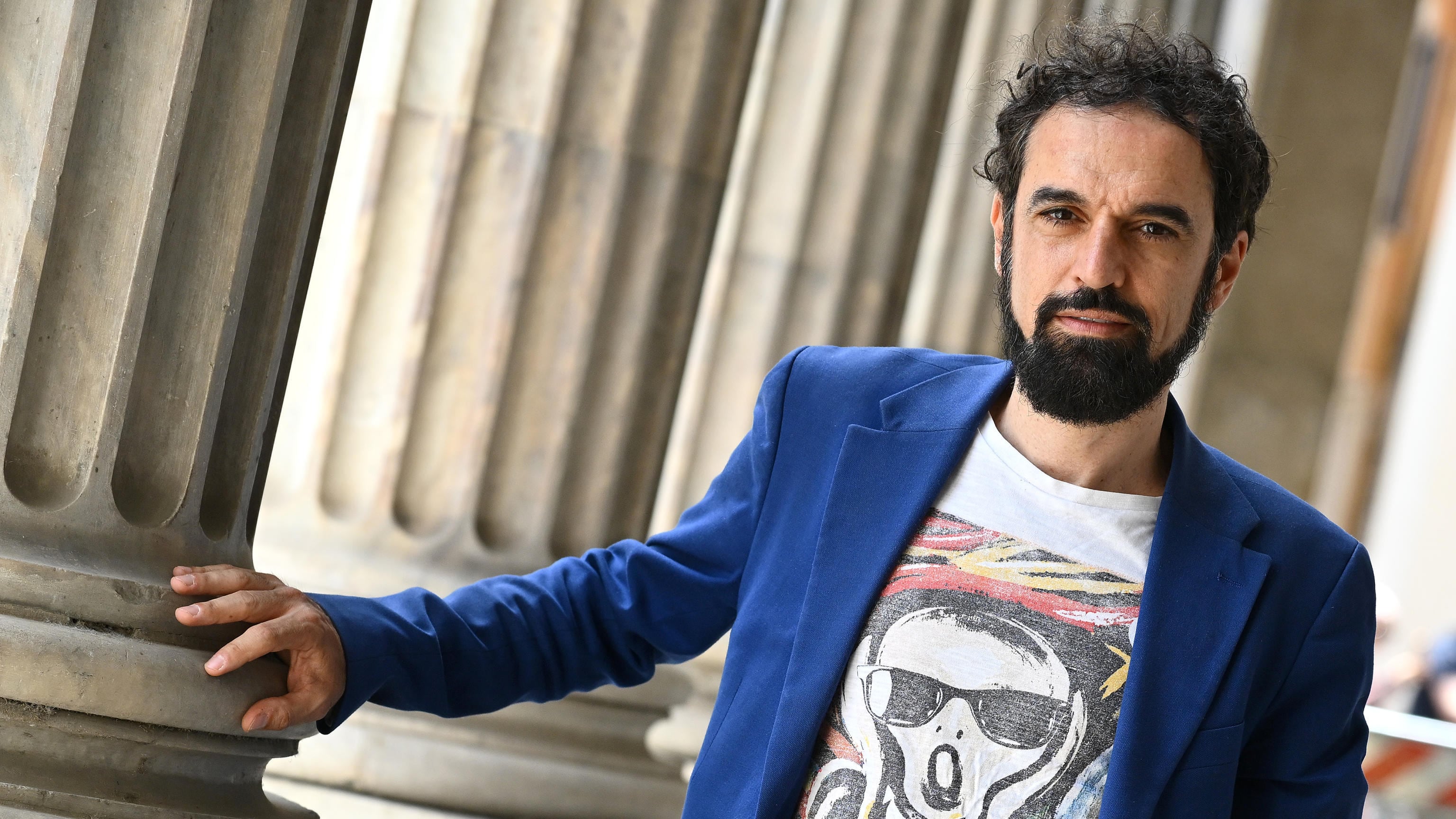 "Entra oggi". Il pentastellato Giarrusso sbarca all'Isola dopo l'infortunio: cosa è successo