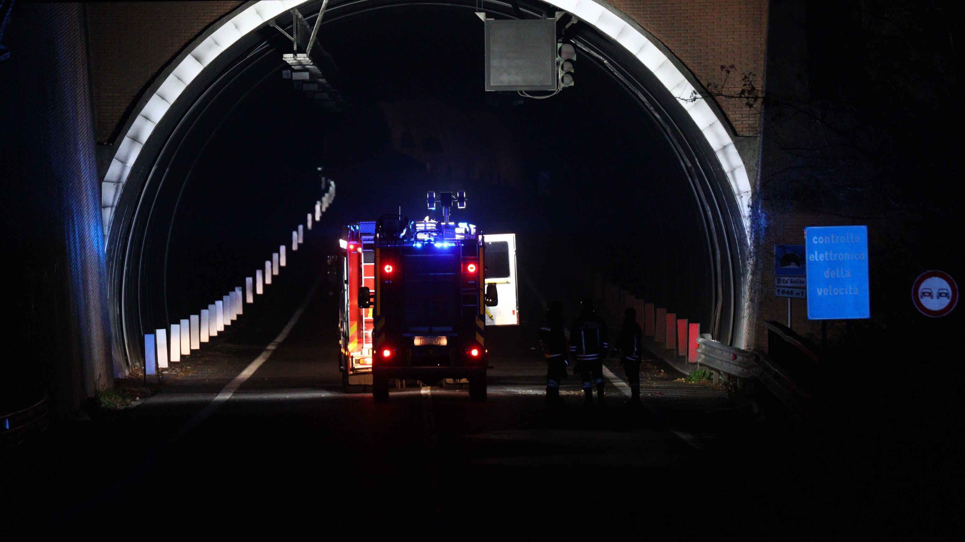 Ambulanza contro pullman. Quattro le vittime in galleria