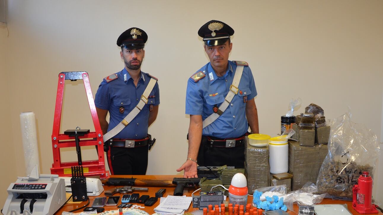 Centrale di stoccaggio della droga smantellata dai carabinieri