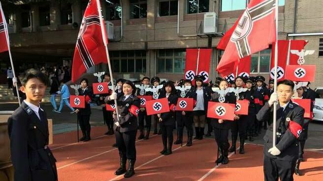 Taiwan, una parata nazista per festeggiare l'anniversario del liceo