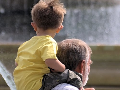 Nonno violenta il nipotino: "Giochiamo ai fidanzati"