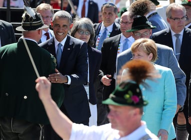 Obama tra birra e costumi bavaresi 1
