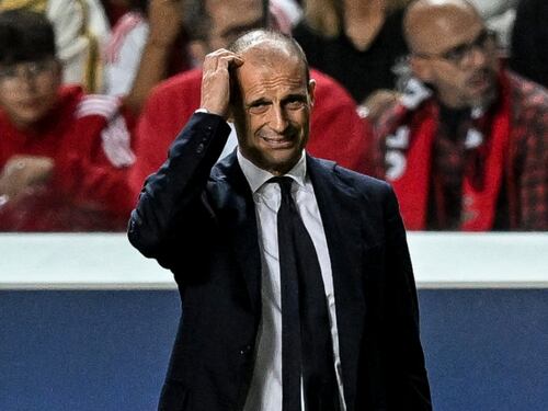 Allegri ironizza sulla cravatta ma Grassani è dalla sua parte
