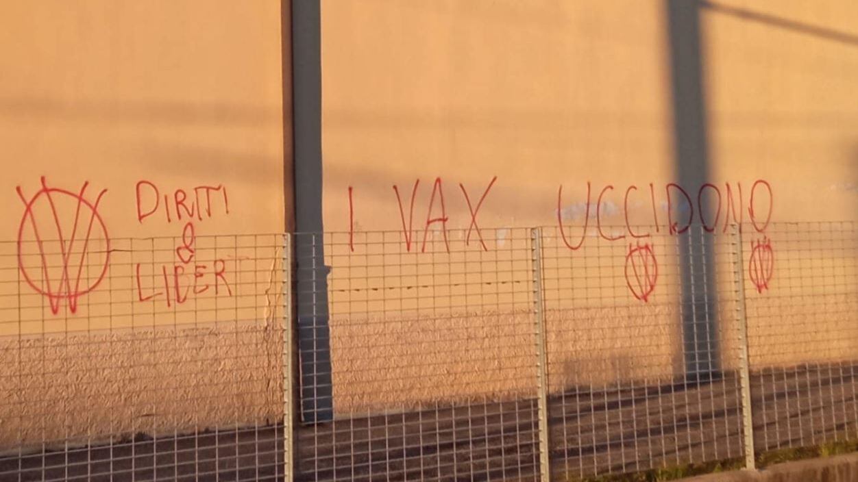 Il vergognoso attacco ai morti di Covid: "I vax uccidono"