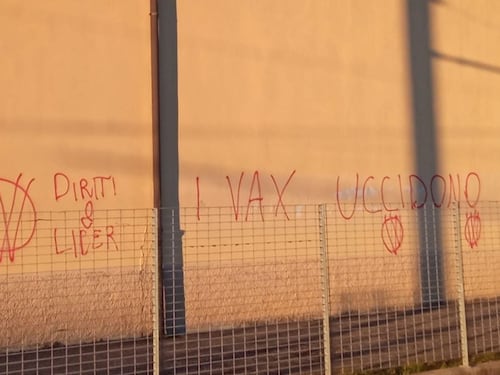 Il vergognoso attacco ai morti di Covid: "I vax uccidono"