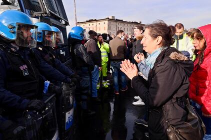 Idranti e lacrimogeni: le immagini dello sgombero al porto di Trieste 17