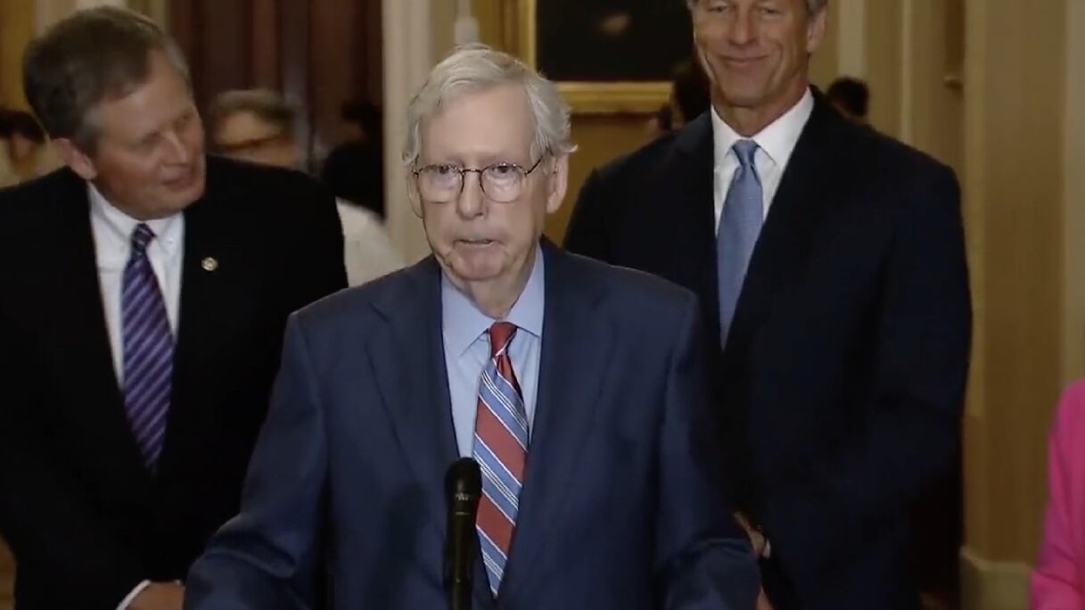 "Stai bene?". Paura per Mitch McConnell: resta immobile davanti ai giornalisti