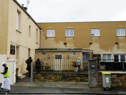 Spara nei pressi della moschea di Brest e poi su suicida