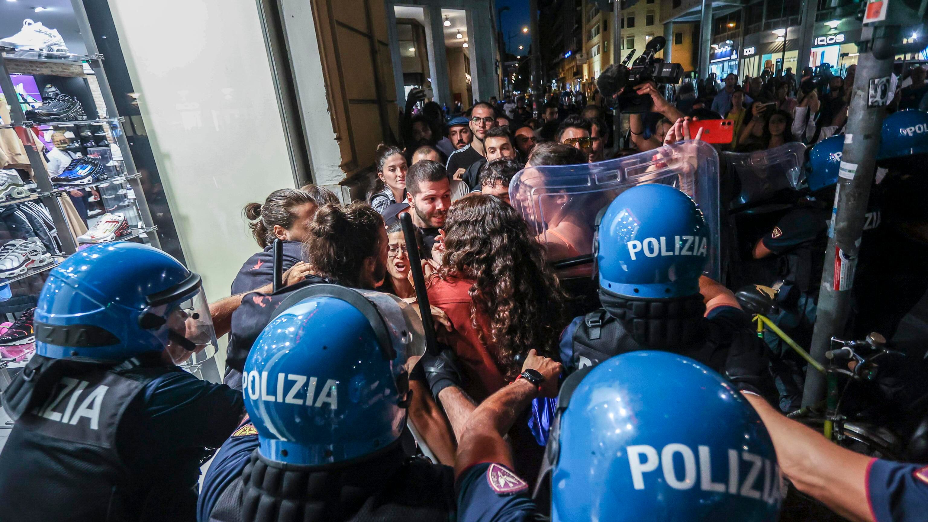 "Pronti a scatenare l'inferno". L'allarme di Crosetto sui centri sociali