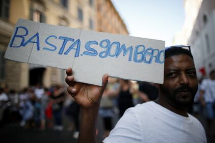 Roma, dopo lo sgombero i rifugiati di nuovo in piazza 4
