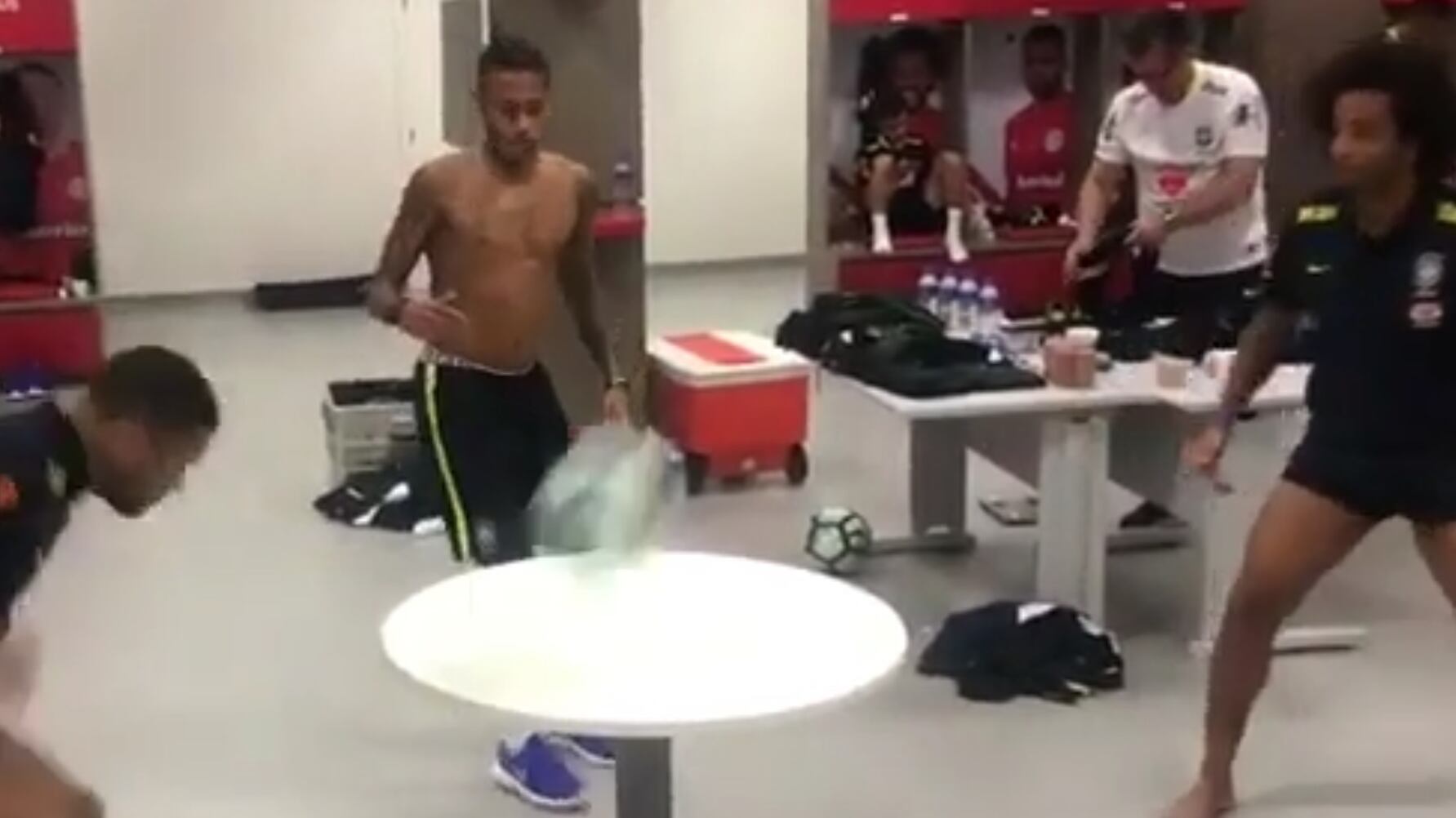Neymar e Dani Alves giocano a calcio... ping pong