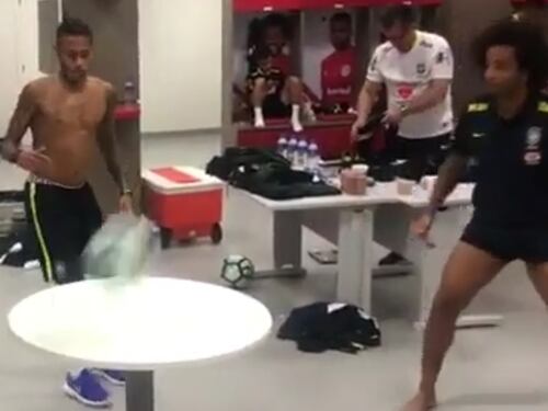 Neymar e Dani Alves giocano a calcio... ping pong