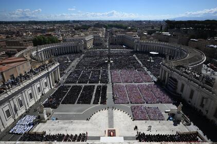 Piazza San Pietro stracolma per le esequie di Papa Francesco 1