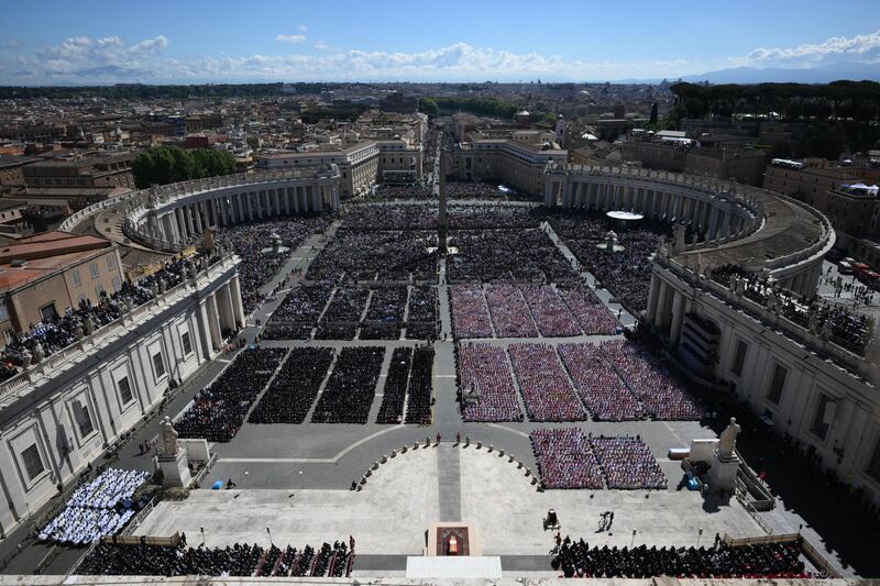 Piazza San Pietro stracolma per le esequie di Papa Francesco 1