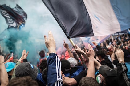 Il Napoli vince lo scudetto e la città impazzisce di gioia 1